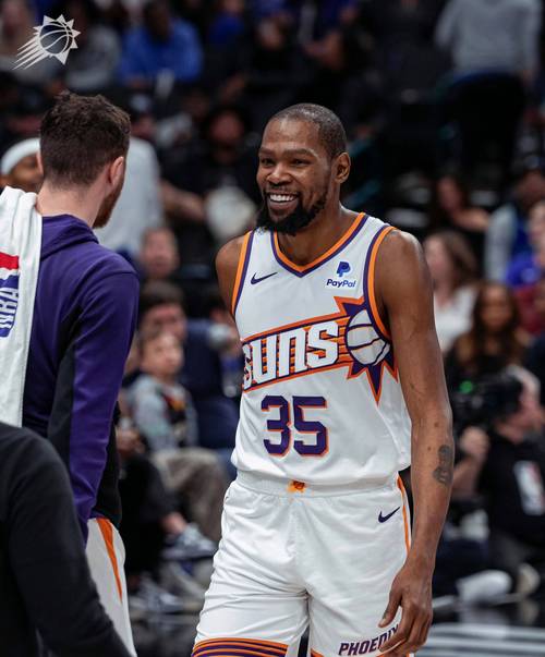 杜兰特：理想世界中我在火箭能夺几个冠军 我的球衣也在这里退役