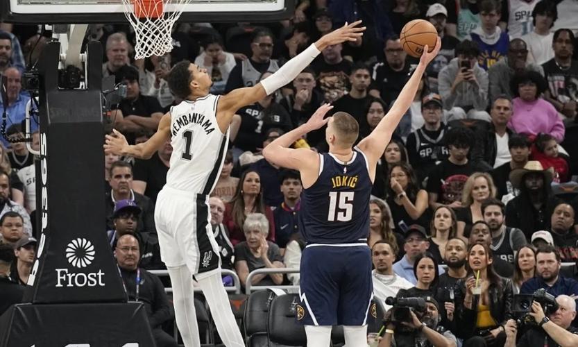 这怎么防！文班亚马三分线外点飞防守人后再出手 稳稳命中！