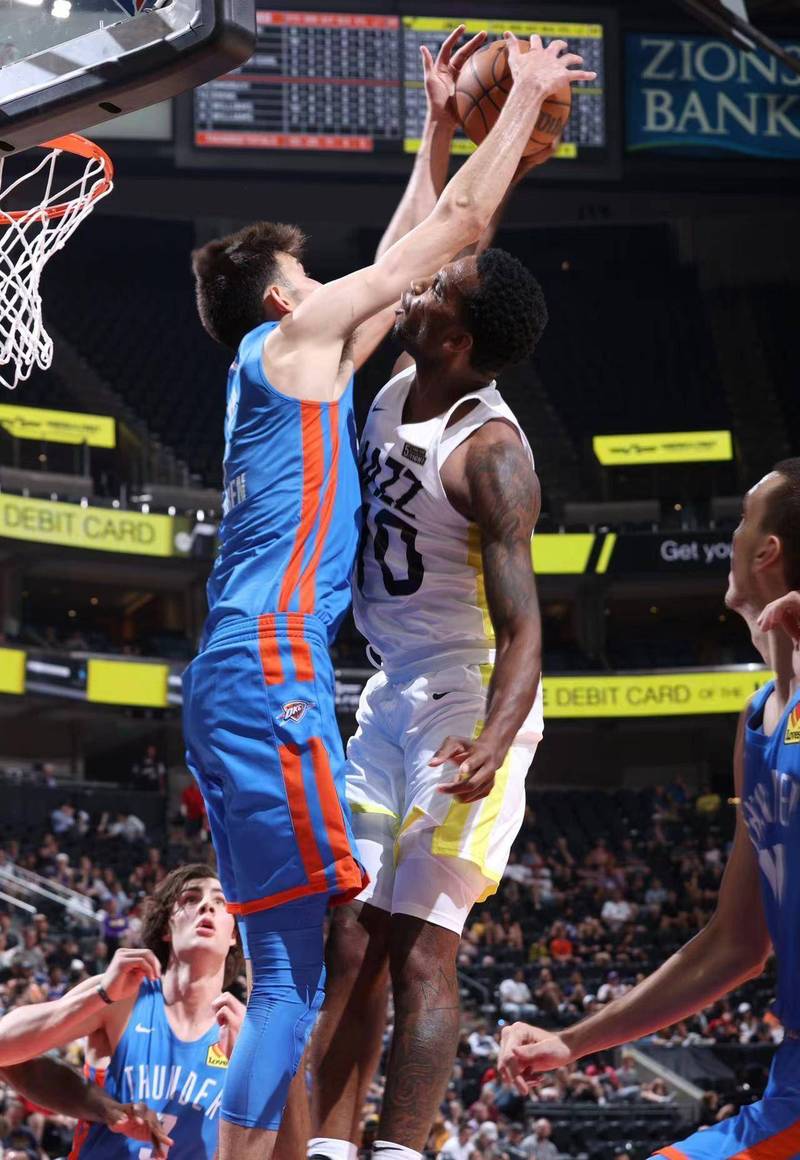 霍姆格伦中投继续命中&开场5中5砍11分 火箭叫出首次暂停