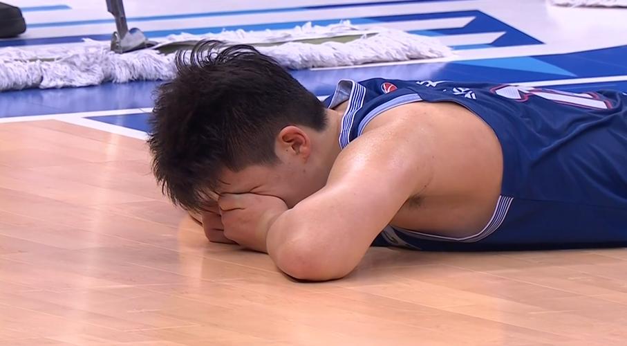 开拓者众将出场秀：杨瀚森背着粉色书包 格兰特传统服饰亮眼