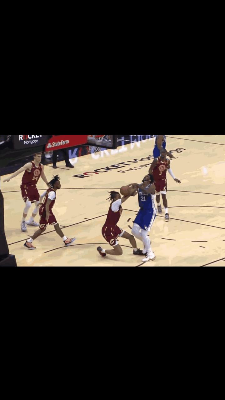 禁区任人飞！卡林顿送抛传 巴格利在恩比德头上点进还要加罚