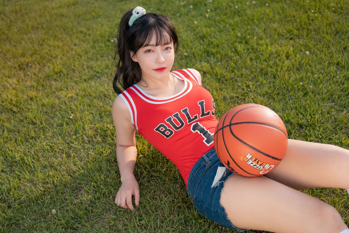 详细阅读:穿077球衣坐老詹身后的性感女球迷 晒自己打球美照~她真的爱篮球 穿077球衣坐老詹身后的性感女球迷 晒自己打球美照~她真的爱篮球