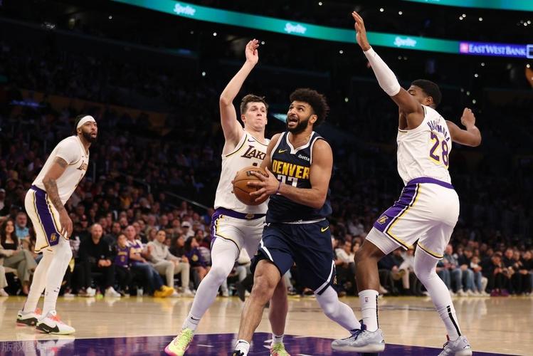 详细阅读:媒体人:对里夫斯期望很大 我带队赢球詹东回来都得适应现在打法 媒体人:对里夫斯期望很大 我带队赢球詹东回来都得适应现在打法