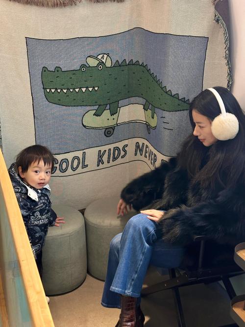 😎索博晒私房照：一个大包直接拎娃