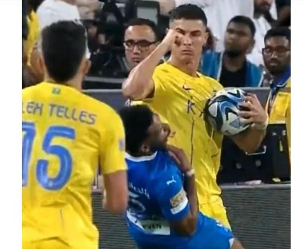 C罗染红！C罗报复性动作肘击对手被直红罚下，葡萄牙此时0-2落后