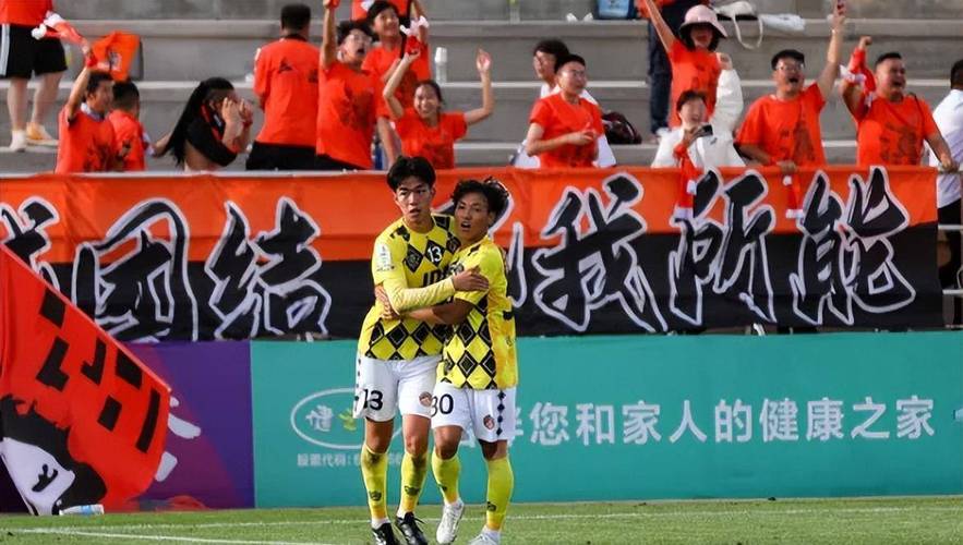 不惯着！韩国球员挑衅拜合拉木，留洋荷乙的王博豪出头将其撞倒