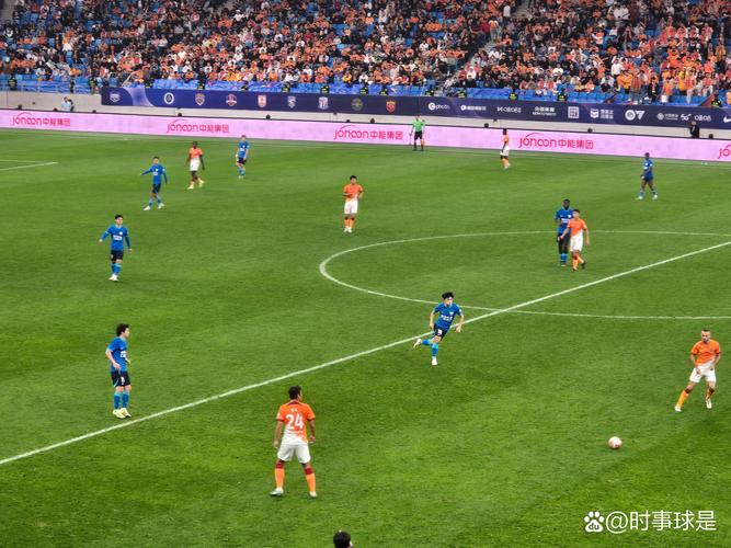 训练结束后，球员们自发组织了射门比赛，现场是一片欢乐的海洋