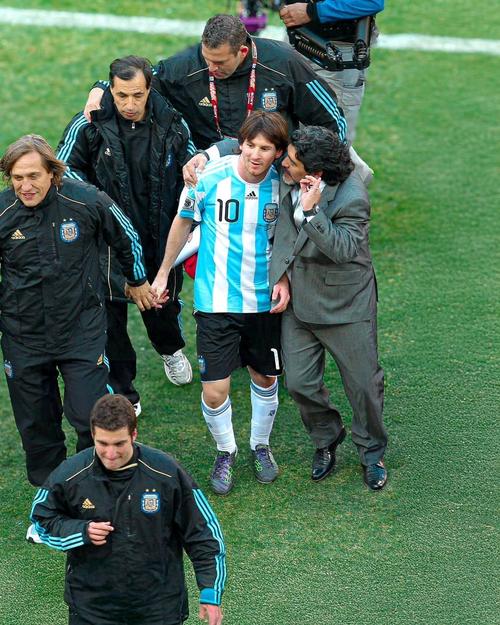 五年了🕯梅西社媒晒出与马拉多纳拥抱照，悼念老马去世5年