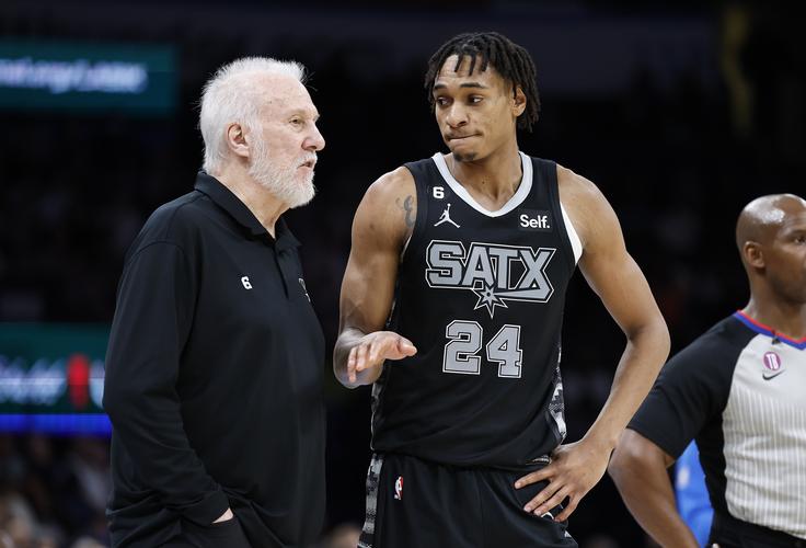 哇塞！真准！瓦塞尔追身三分再进 马刺打出8-0再次反超！